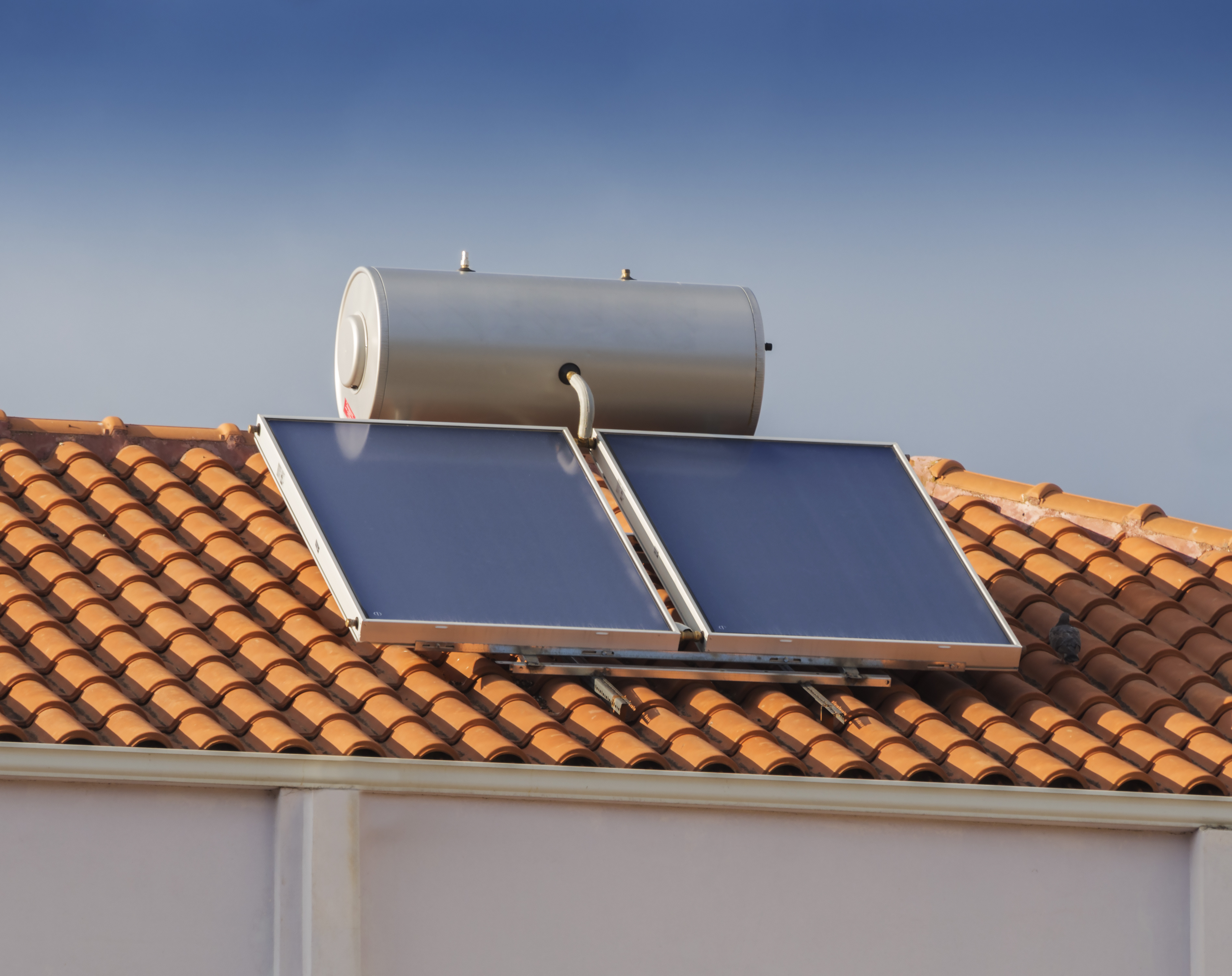 Chauffe-eau solaire sur un toit