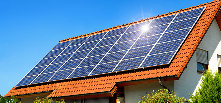Panneaux solaires sur toit de maison