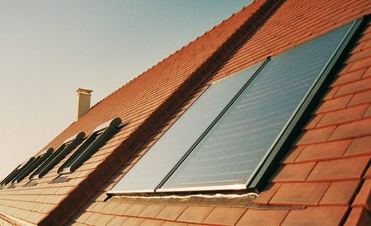 Panneau solaire sur un toit ensoleillé