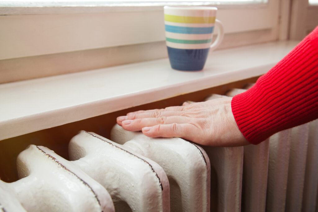 main posée sur un radiateur