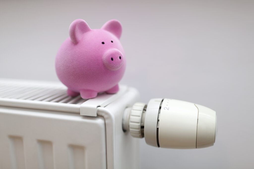 cochon tirelire sur un radiateur