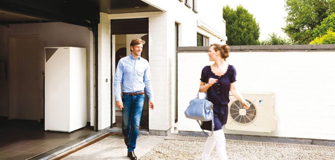 Photo d'un homme et d'une femme sortant l'esprit tranquille de leur maison