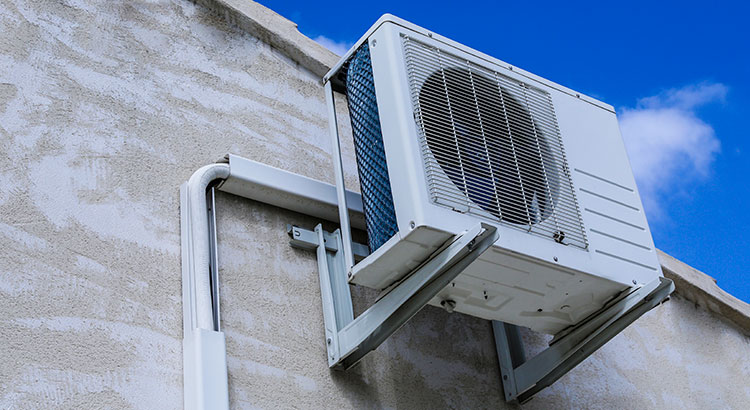 Climatiseur suspendu sur la façade d'une maison