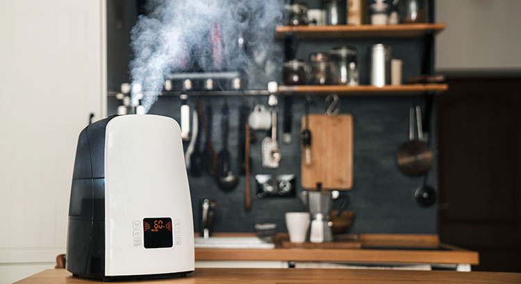 Humidificateur d'air brumisant une cuisine