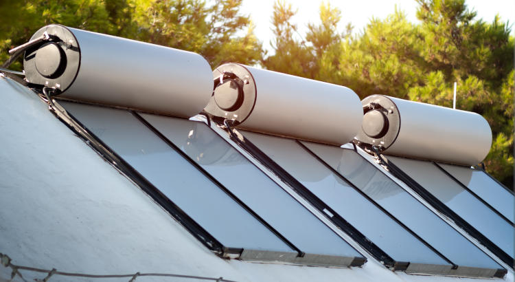 Panneaux solaires installés sur un toit équipés de réservoir cylindrique.