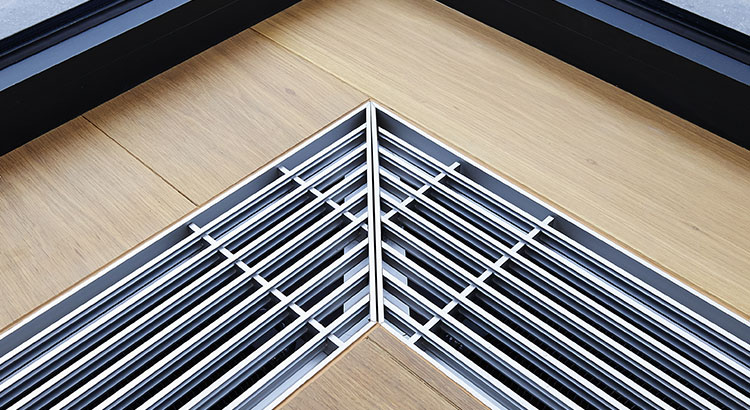 Vue rapprochée d'un convecteur au sol en angle