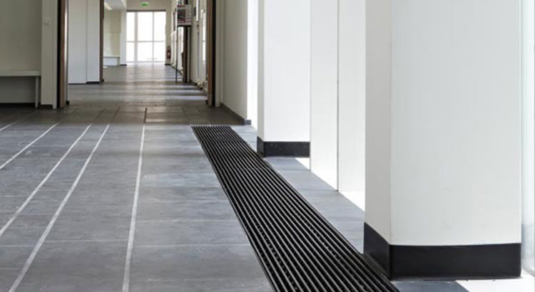 Convecteur au sol dans un bâtiment public