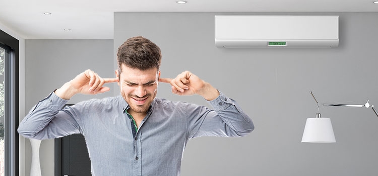 Homme gêné par le bruit de son climatiseur