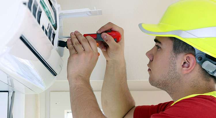 Réparateur de climatiseur en action