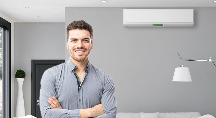 Homme appréciant la présence de son climatiseur