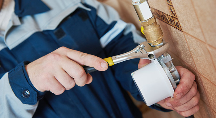 Artisan raccordant une habitation au gaz de ville