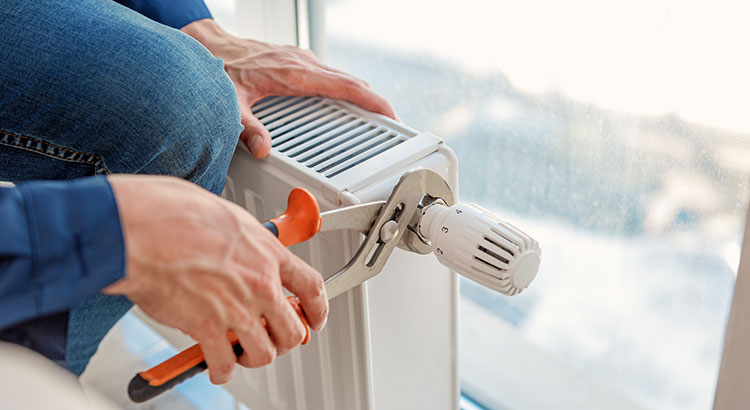 Réparer soi-même son radiateur avec une pince multiprise