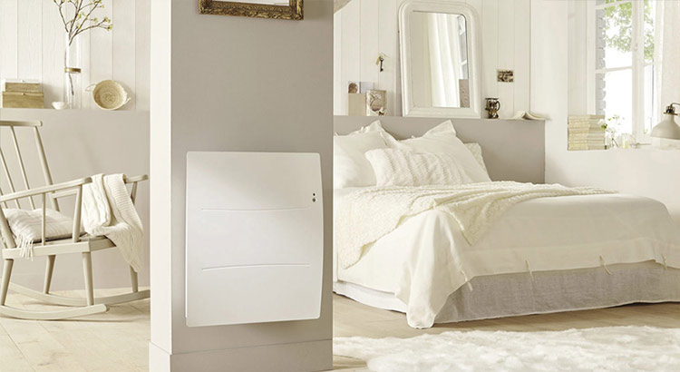 Radiateur mural dans chambre parentale blanche