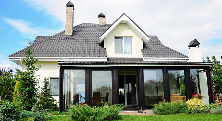 Devanture de maison avec véranda à l'entrée