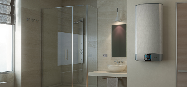 Chauffe-eau mural design dans salle d'eau avec douche à l'italienne