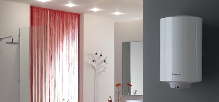 Chauffe-eau mural Ariston dans une salle d'eau