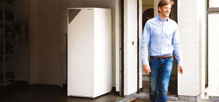 Homme proche d'une pompe à chaleur air-eau