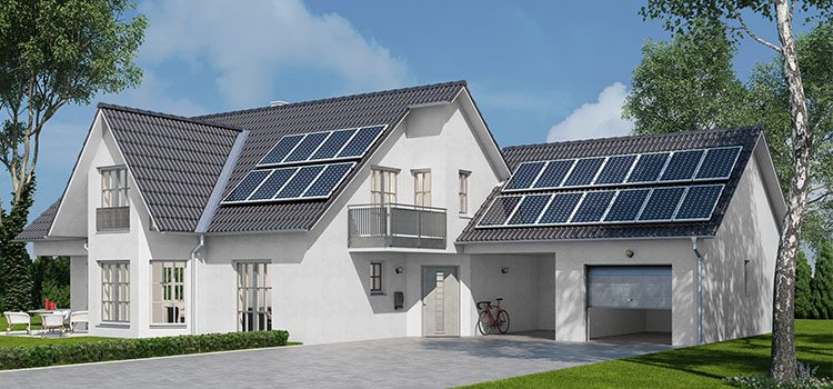 Grande maison avec panneaux photovoltaïques sur toits