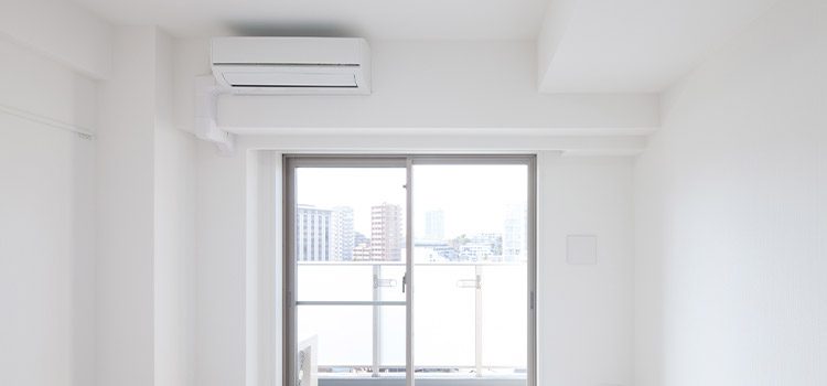 unité de climatisation installée sur le mur