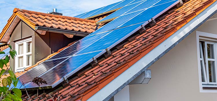Panneaux solaires installer sur la toiture d'une maison