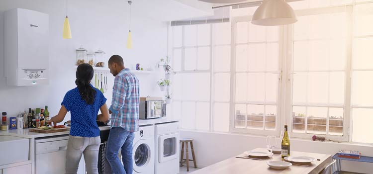 Couple de personnes qui cuisine juste en face de leur chaudière de cuisine.