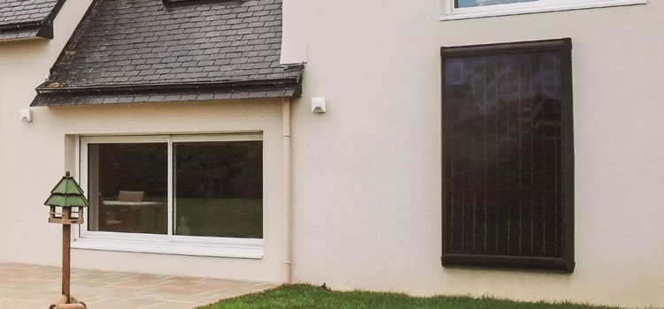 panneau solaire installé sur la face extérieure de la maison