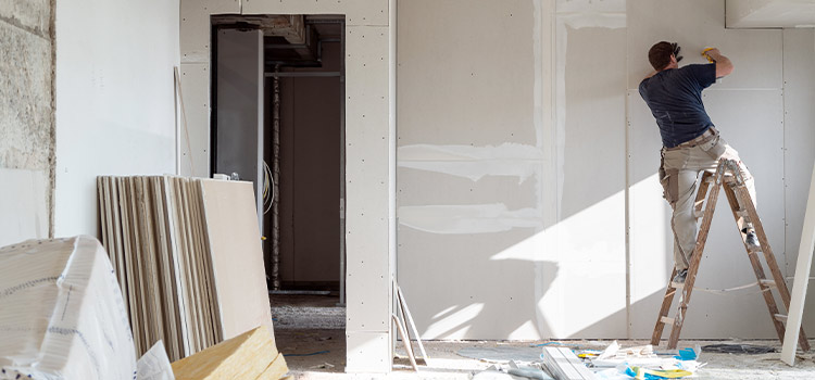 professionnel effectuant des travaux sur un mur intérieur