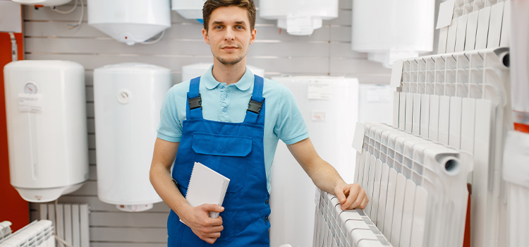 professionnel présentant plusieurs systèmes de chauffage