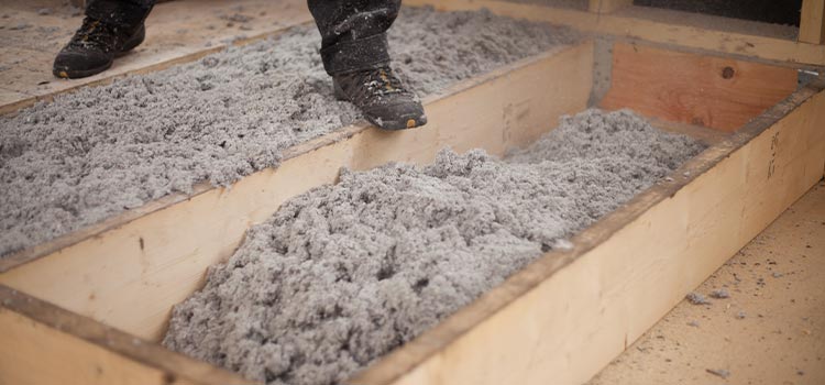 flocons d'isolant déposés dans les combles