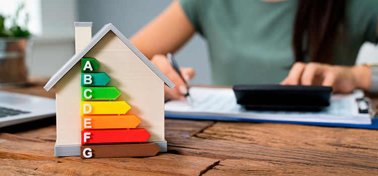 maquette d'une maison et de son efficacité energétique 