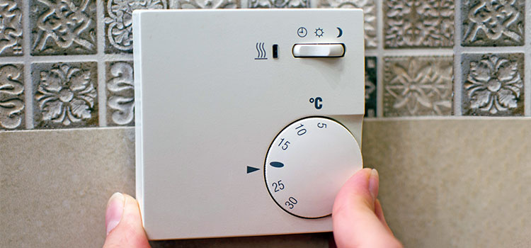 thermostat de chauffage en réglage