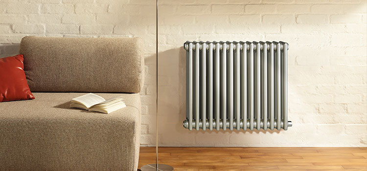 radiateur en fonte installé sur un mur