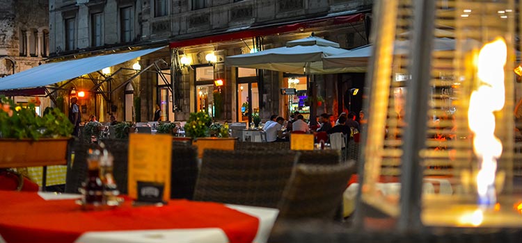 terrasses de restaurants bondés de monde