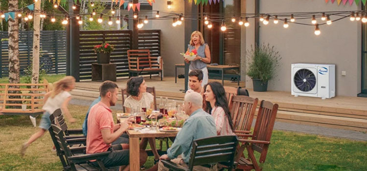 Famille partageant un repas dans le jardin