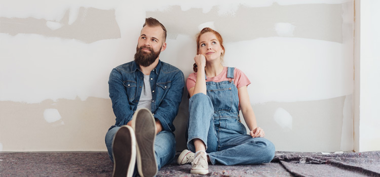 Jeune couple qui fait des travaux dans sa maison