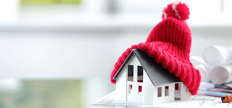 bonnet enfilé sur une maquette de maison