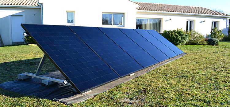 Panneau solaire hybride placé dans le jardin d'une maison