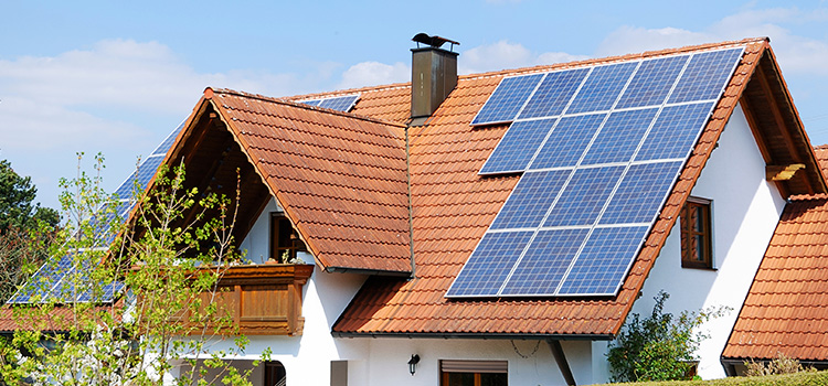 Panneau solaire installé sur une toiture