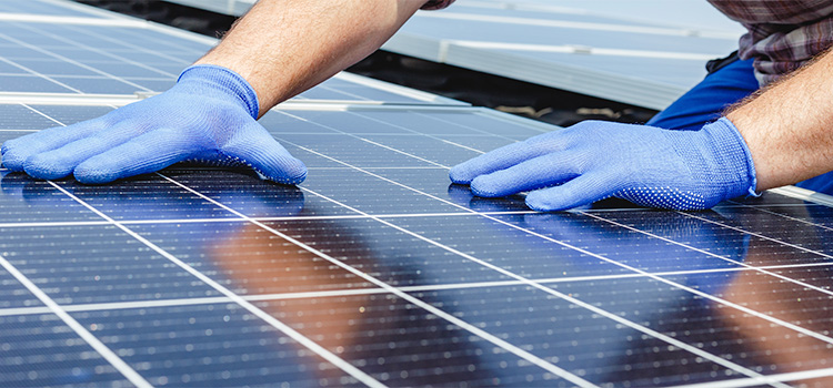 Professionnel installant des panneaux solaires hybrides