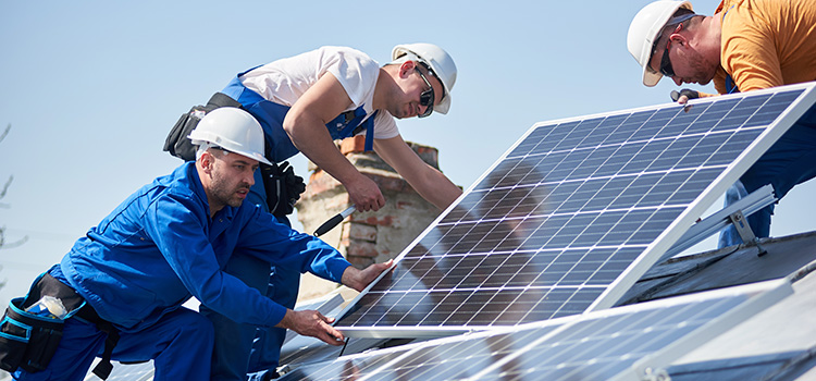Professionnels installant des panneaux solaires hybrides