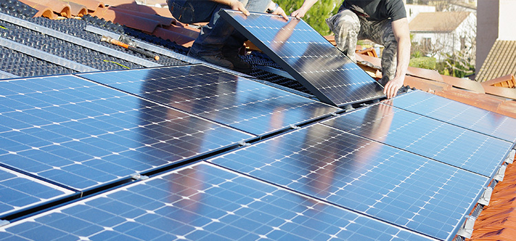 Professionnel installant des panneaux solaires hybrides
