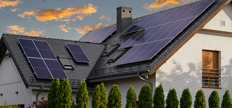 panneaux solaires hybrides installés sur une toiture