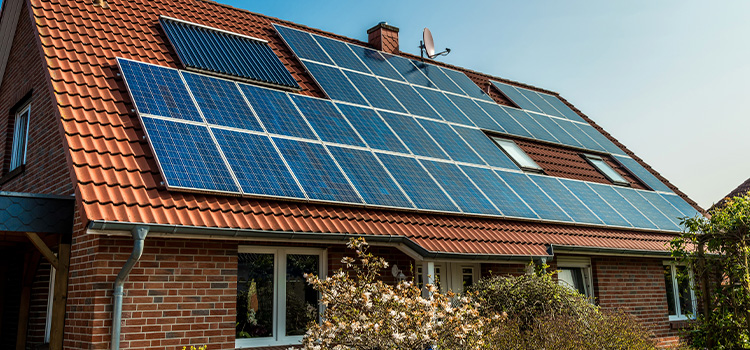 panneaux solaires hybrides installés sur une toiture