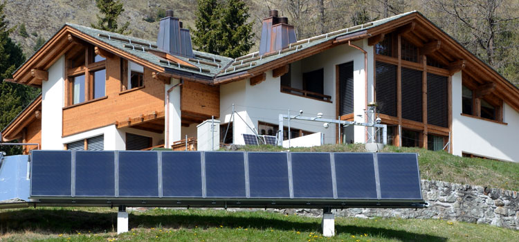 Panneau solaire installé devant un chalet de montagne