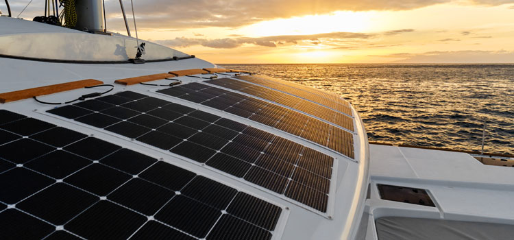 Panneau solaire installé sur un bateau en mer