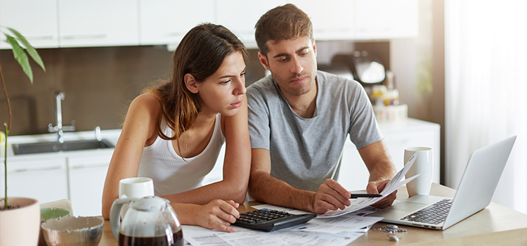 Couple qui réalise une étude 